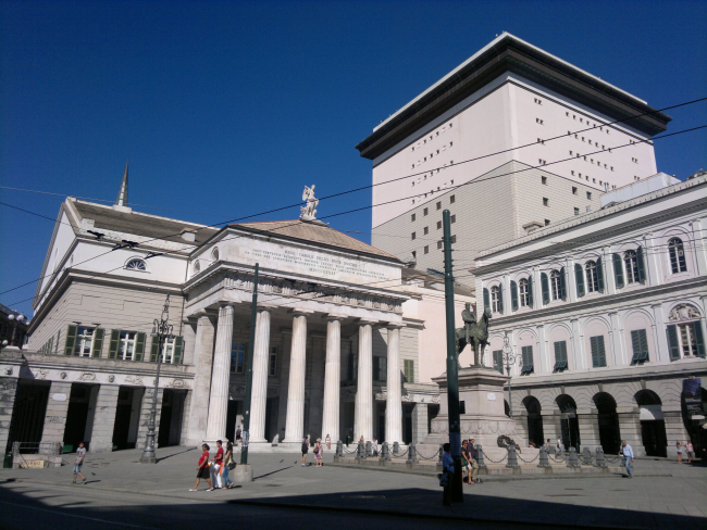 The heart of Genoa. Discovering Piazza De Ferrari