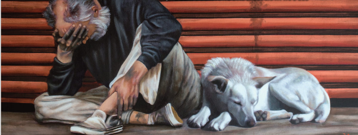 Un uomo seduto a terra, il volto tra le mani, accanto a un cane bianco addormentato. 