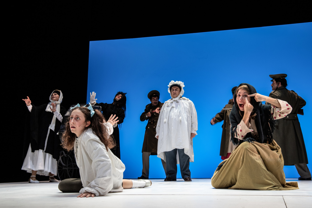 Fantozzi in scena (photo Nicolò Rocco Creazzo tratta dal sito del Teatro Nazionale Genova)) 
