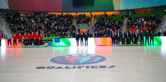 Gli staff tecnici sul parquet del Palasport prima della partita di basket femminile Italia-Cechia 