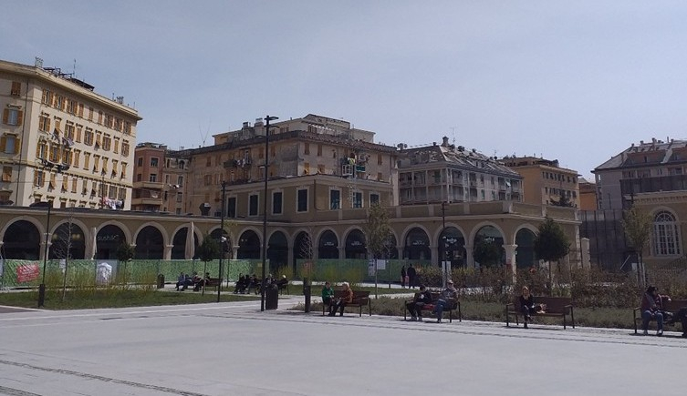 Una piazza urbana riqualificata a Genova. 