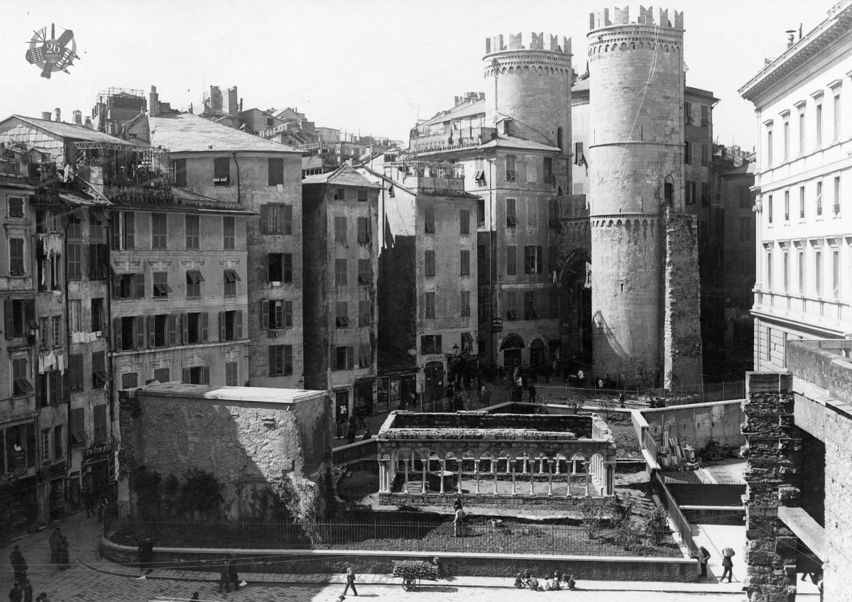 Via Dante, Porta Soprana, il Chiostro di S. Andrea e la Casa di Colombo  