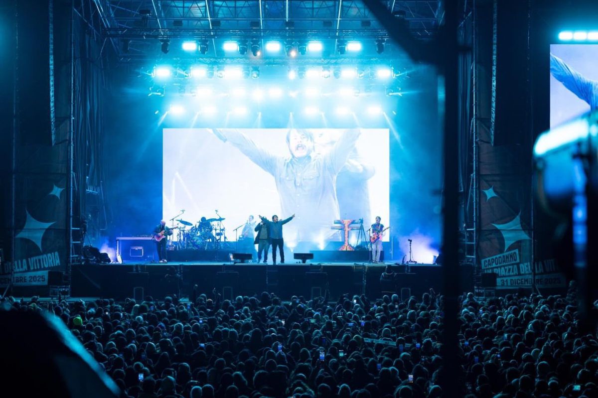 I Pinguini Tattici Nucleari sul palco in piazza della Vittoria, di fronte al numeroso pubblico 