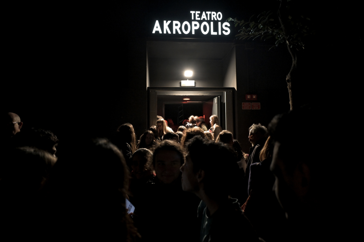 Pubblico all'entrata del Teatro Akropolis (photo Luca Donatiello) 