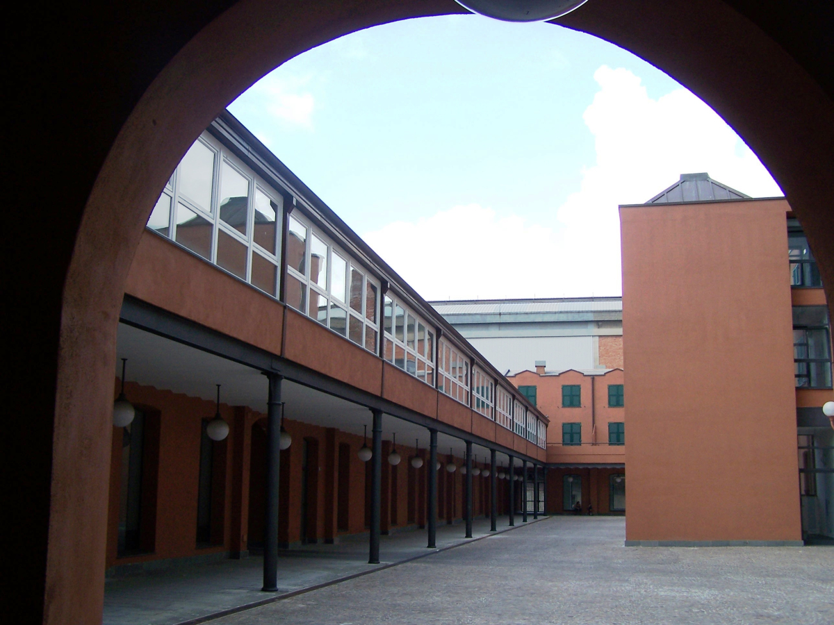 Un cortile interno di un ex complesso industriale ristrutturato. 