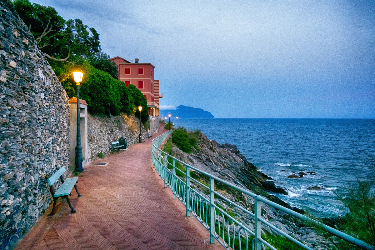 Passeggiata sul lungomare di Nervi al crepuscolo. 