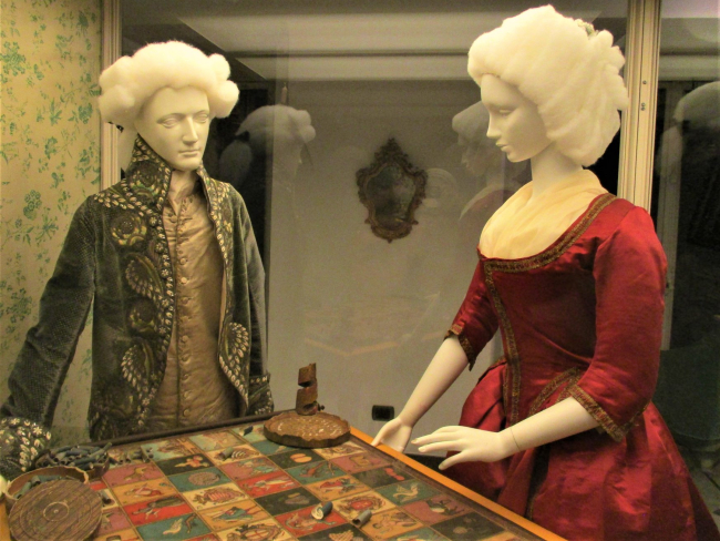 "Vestirsi d'arte": abiti e accessori di moda del XIX secolo a Palazzo Bianco