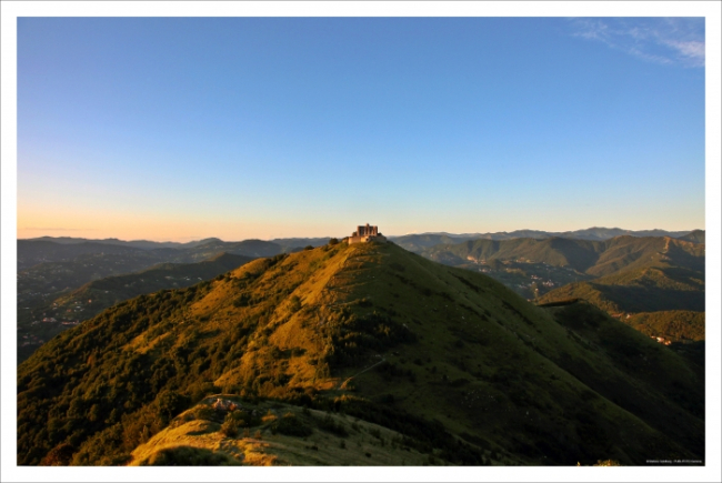 Dizzying beauty suspended between the mountains and the sea!