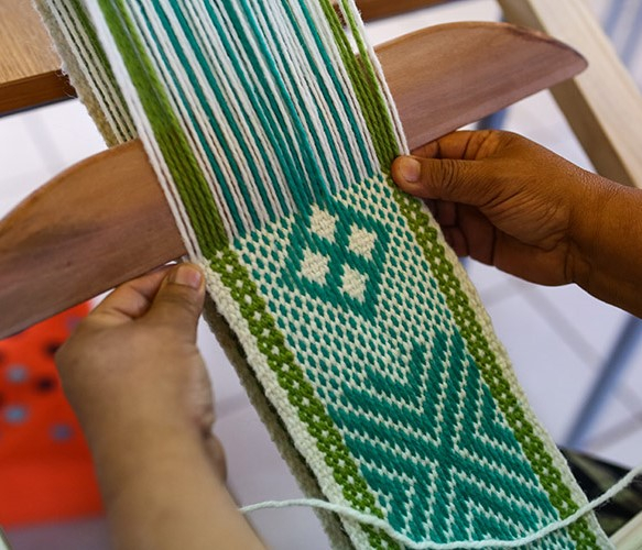 Tessere  è riscrivere la trama del mondo.