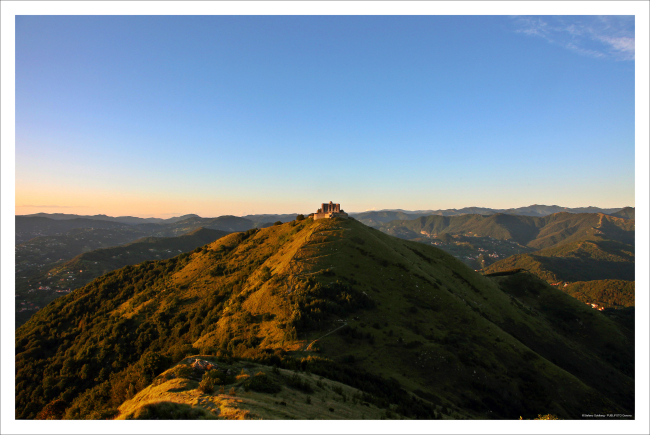 Eine Schönheit in Balance zwischen Meer und Gebirge