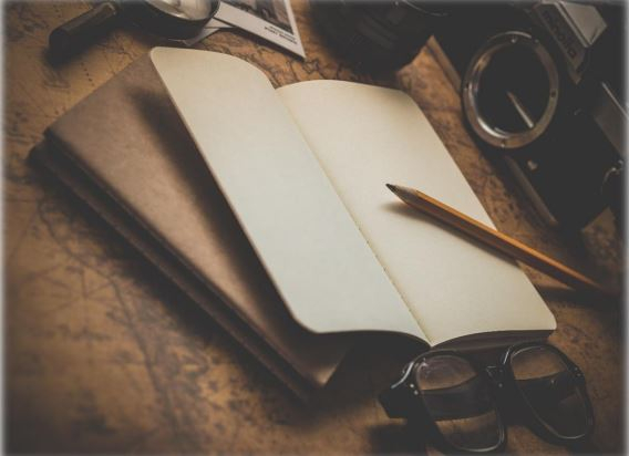 Pagine bianche di un libro e matita 