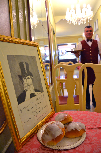 Ein Streifzug durch mittelalterliche Gassen mit historischen Läden