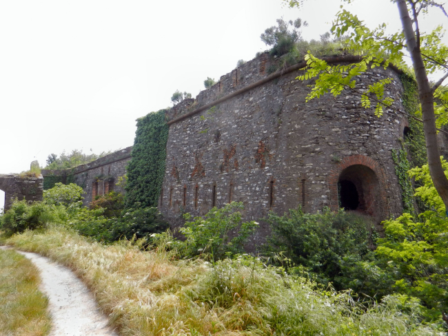Tra mura, porte, fortificazioni e creuze 