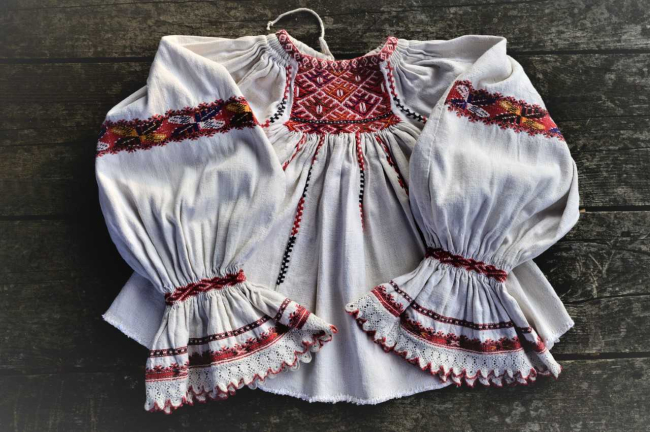 Sulle scIE delle tradizioni popolari del Maramureș: la simbolistica della camicetta femminile