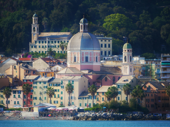 Passeggiare per borghi e parchi nella brezza di mare!