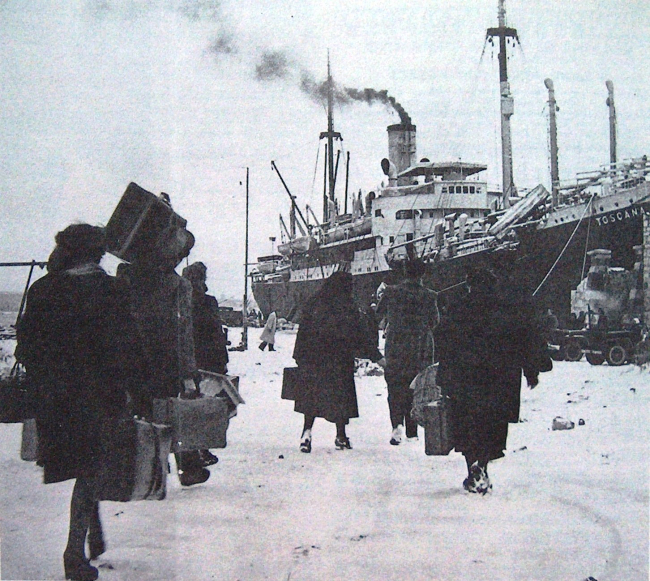Il piroscafo Toscana imbarca profughi a Pola 1947