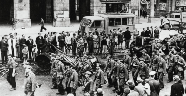 D'ORO - Repertorio ANPI 2_  sfilata dei partigiani con cittadini