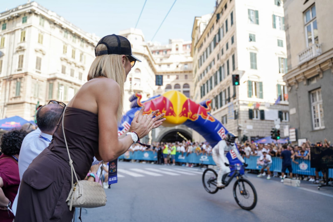 La sindaca Silvia Salis all'arrivo
