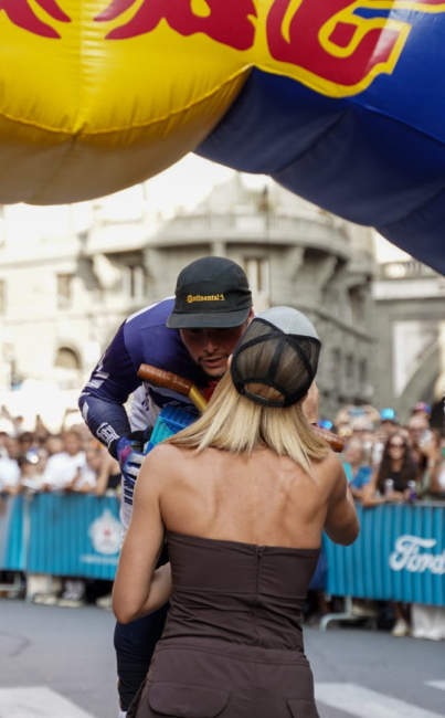 La sindaca Silvia Salis si complimenta con Vieira