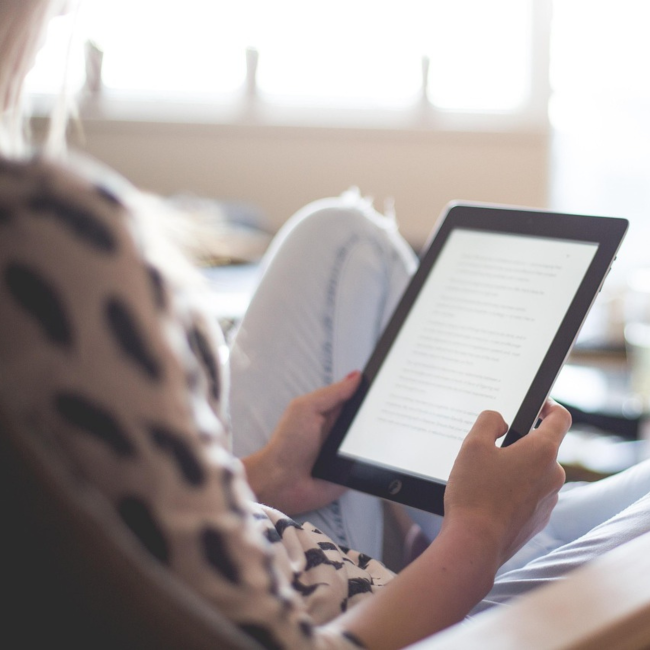 Ragazza che legge e-reader