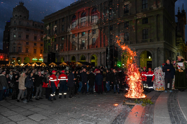 L'accensione del cippo di alloro e ulivo in piazza De Ferrari