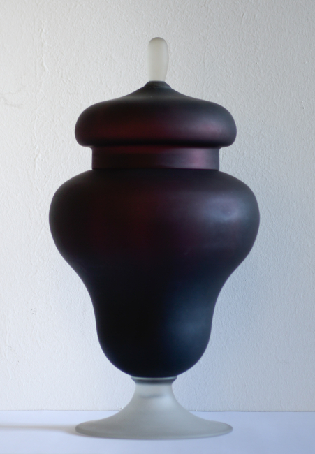 3. NasonMoretti, Murano, Vaso Foscari / Vase Foscari, 1957 vetro satinato color pervinca e lattimo / periwinkle and milky white satin glass, GG2025.11. Donazione Isabella Descalzo, Genova