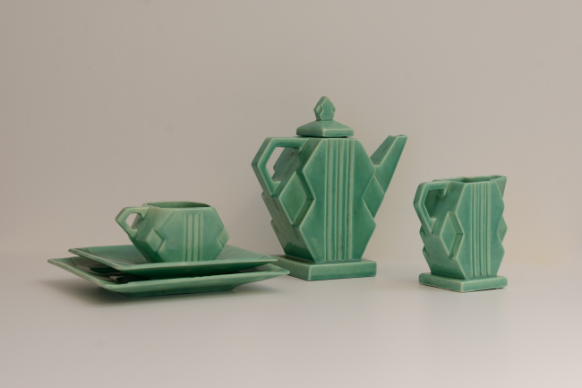 4. Reuben Haley (Pittsburgh, Pennsylvania, USA 1872 – 1933); Fulper Pottery Company, Flemington (New Jersey), Square Modern (model 1081). Servizio da te per sei persone / Tea set for Six, 1925, ceramica smaltata / glazed earthenware, GG2025.22. Donazione Charles Venable, Miami, Florida, USA