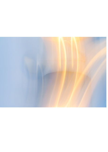 L'immagine mostra un'astratta composizione di luce con tonalità delicate che vanno dall'azzurro al dorato