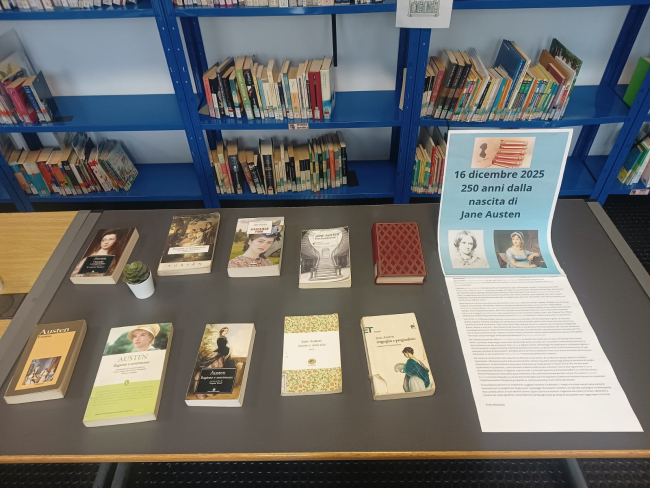 Un tavolo espositivo in biblioteca con dieci libri di e su Jane Austen 