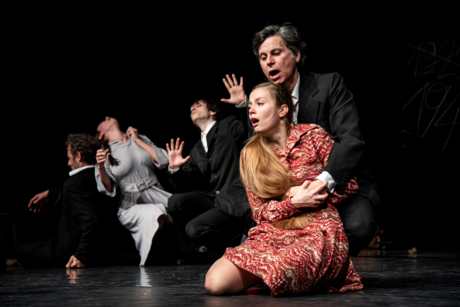 SETTE BAMBINE EBREE_ di Caryl Churchill, regia di Carlo Orlando (in primo piano Carlo Orlando e Caterina Tieghi)_ph Matilde Pisani