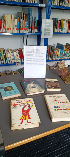 Tavolo con libri in esposizione