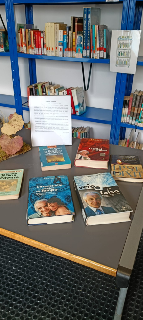 Tavolo con libri in esposizione