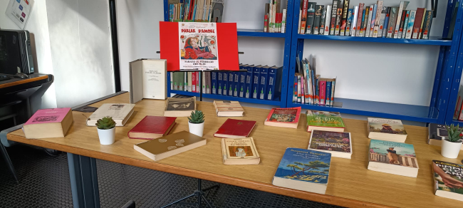 Tavolo con libri in esposizione