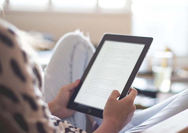 Persona che legge E-Reader