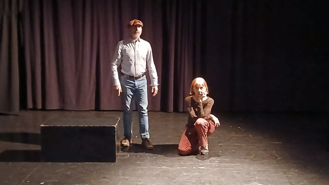 Attori in scena per lo spettacolo "Pregherò per te" 