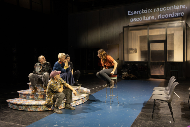 L'opera Circle Mirror Transformation sul palcoscenico