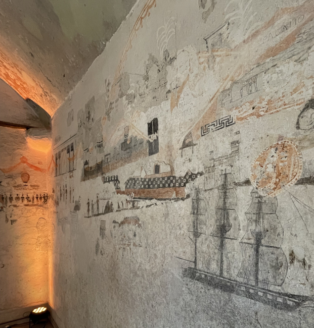 Affreschi in una cella della Torre Grimaldina