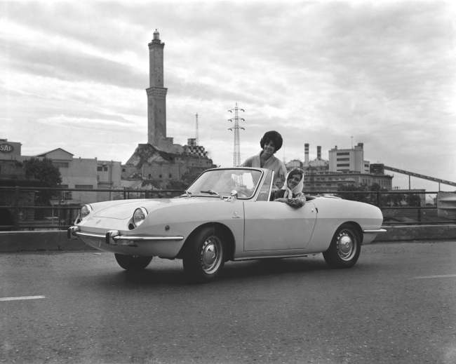 Archivio Leoni 1 agosto 1968 ragazze in Spider con la Lanterna