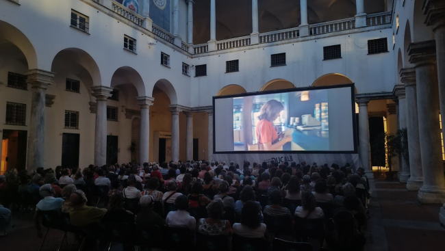 Il pubblico assiste al cinema nel cortile maggiore di Palazzo Ducale