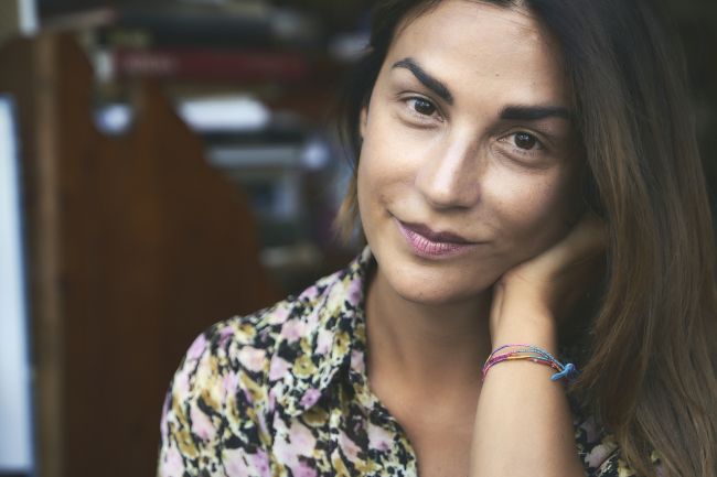 Primo piano della scrittrice Viola Ardone