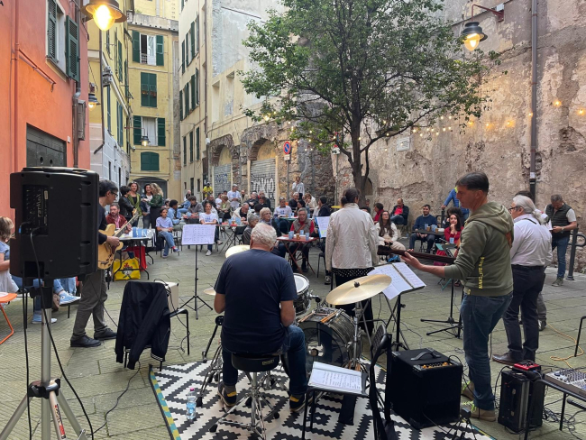 Persone assistono a un concerto in strada
