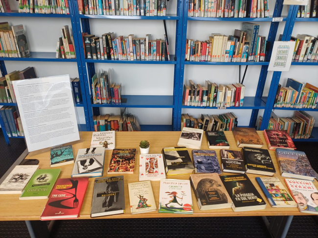 Tavolo con libri in esposizione
