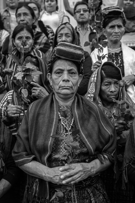 WPF- FOTO FINALISTAù_The Trials of the Achi Women di Victor J. Blue, for The New York Times Magazine