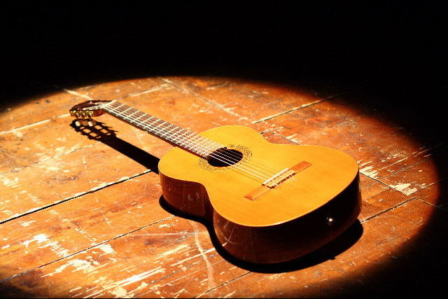 25 anni di Esteve: via del Campo e la chitarra di Fabrizio De André