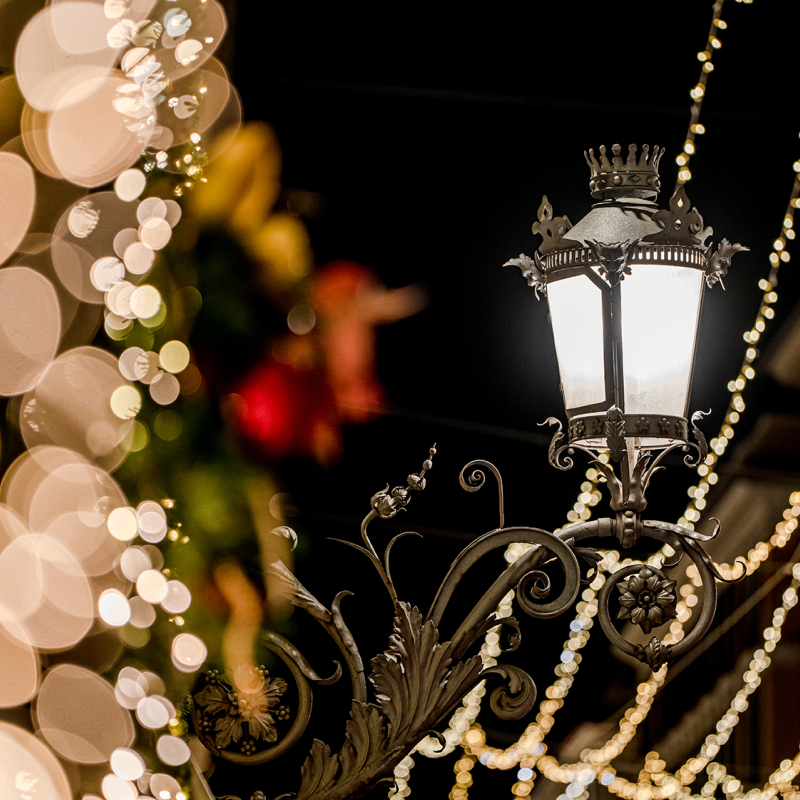 Lampione e luminarie natalizie